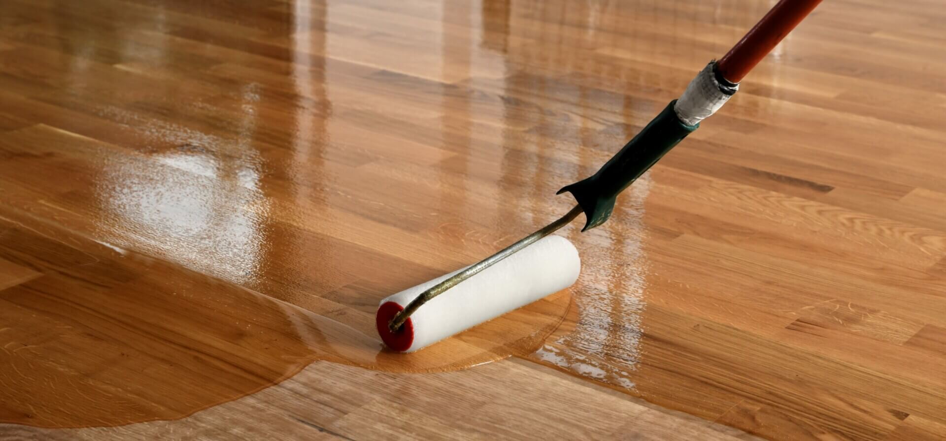 Bảo dưỡng bề mặt sàn gỗ: Sơn lại, đánh bóng hay phủ dầu?