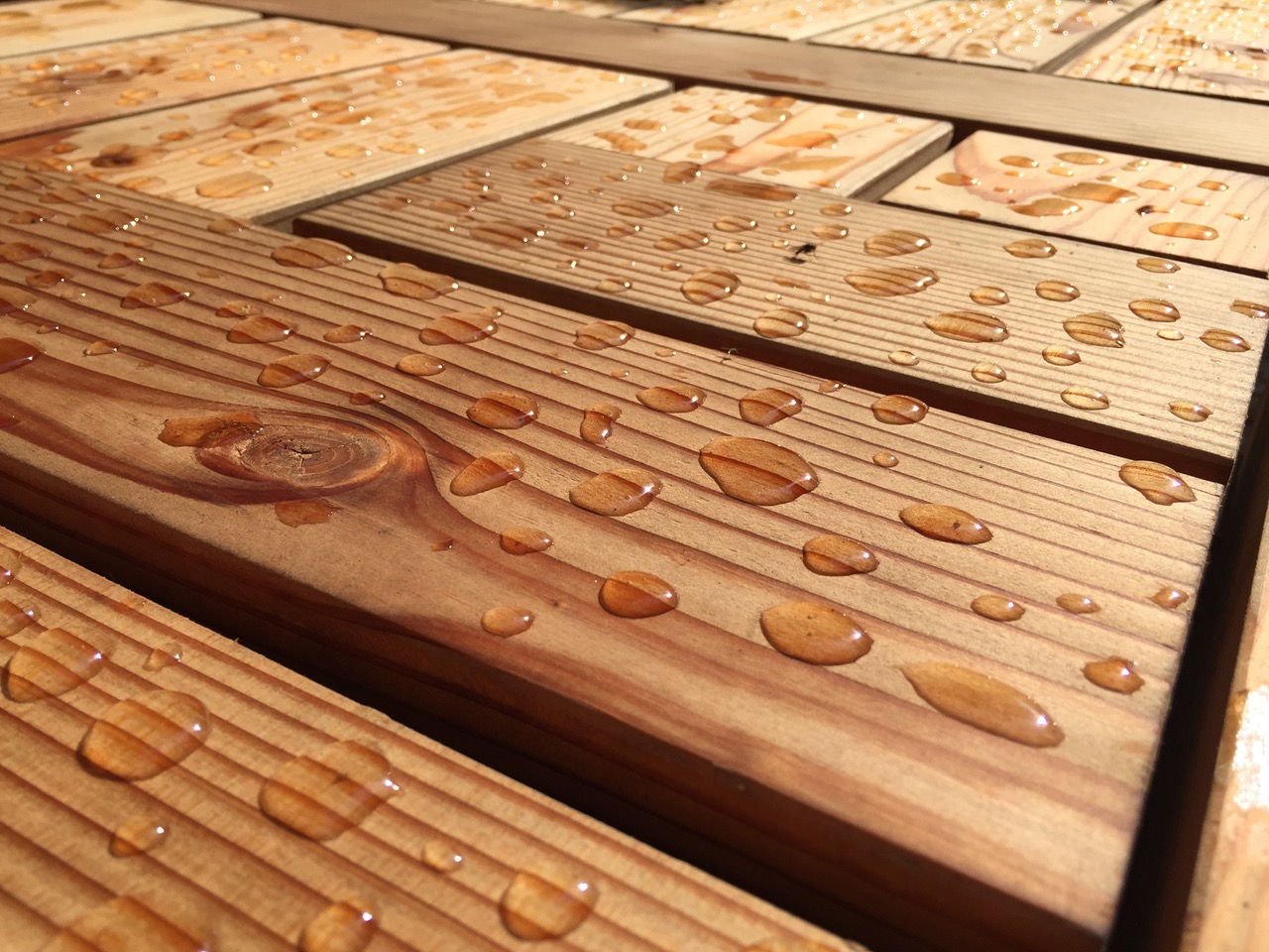Sàn gỗ biến tính có chịu được nồm ẩm? 1