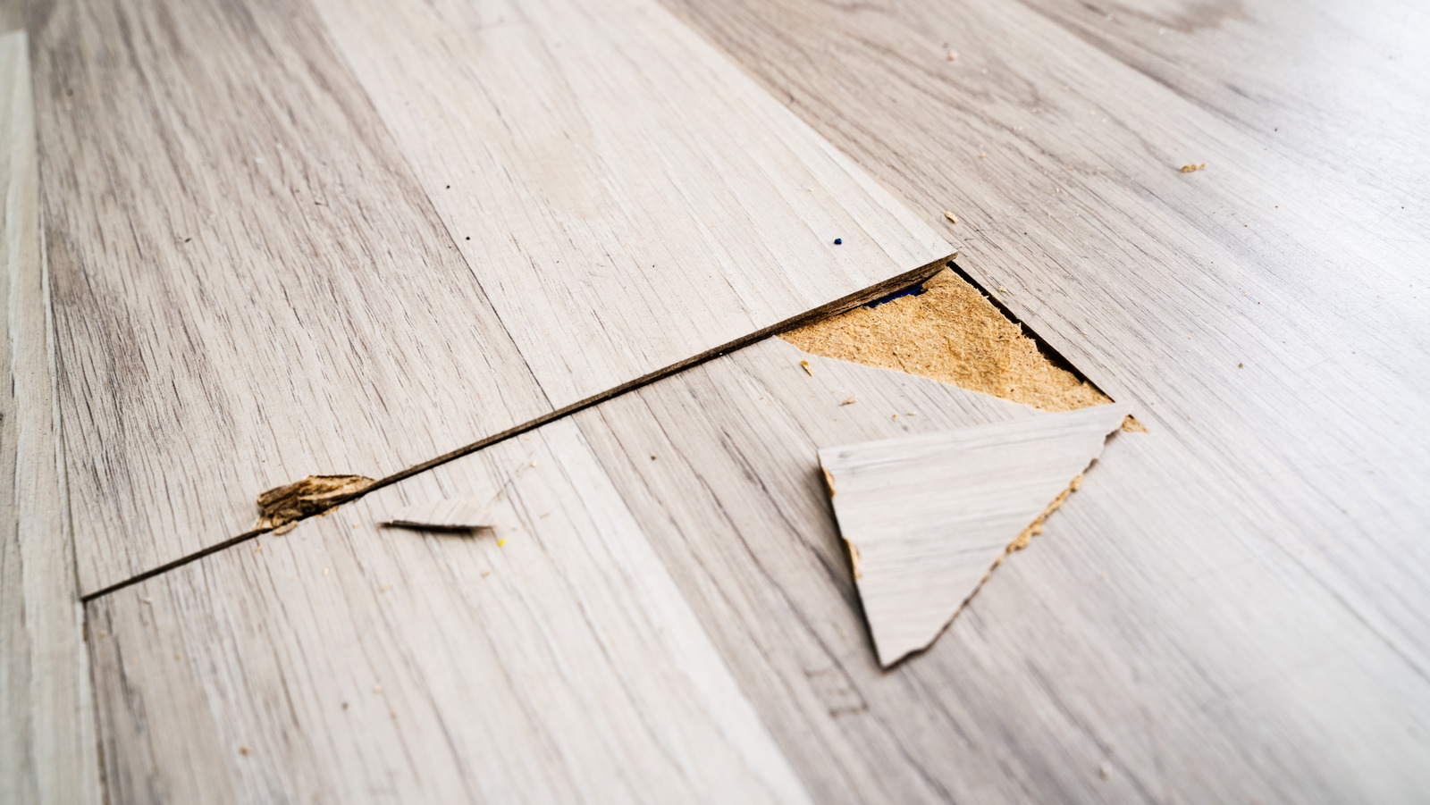 Sàn gỗ công nghiệp bị bong tróc: Làm sao để sửa? 2